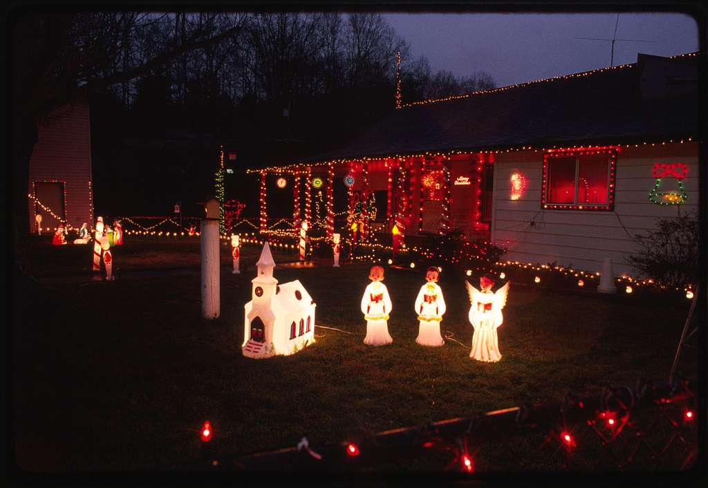 Hanging Outdoor Lights is a Good Idea
